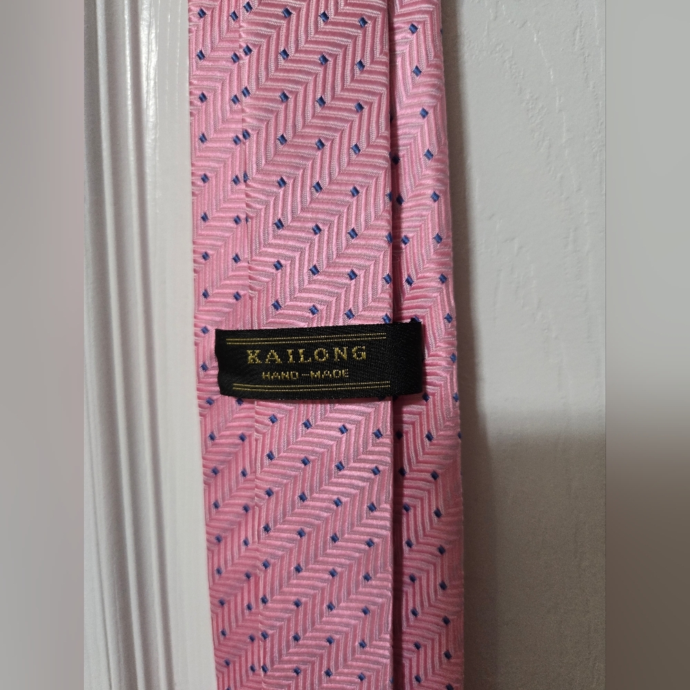 Kailong Pink Men's Tie, Blue Square Accent Design, 58 Inches Long, NWOT - Picture 4 of 8